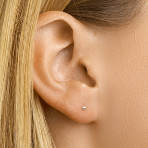 Zilveren oorknoppen bol mini 2 mm in oor