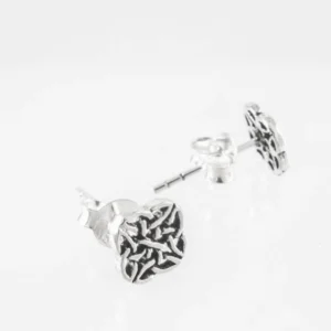 Zilveren oorknoppen oneindige knoop zijaanzicht