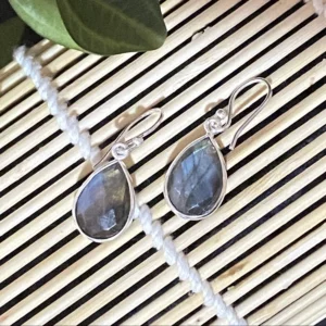 Zilveren oorbellen labradoriet - sfeer