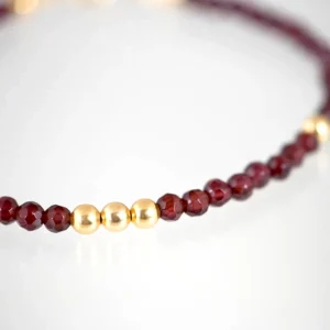 Verguld zilveren armbandje met Granaat en gouden kralen