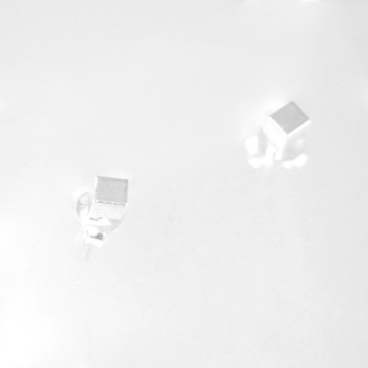 Zilveren oorknoppen kubus