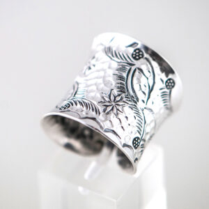 Brede zilveren ring bewerkt 4