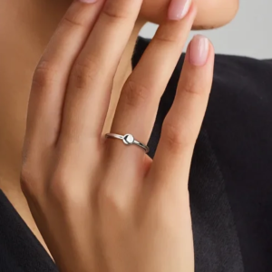 Aanschuifring rondje - gerhodineerd 925 zilver - gedragen aan vinger