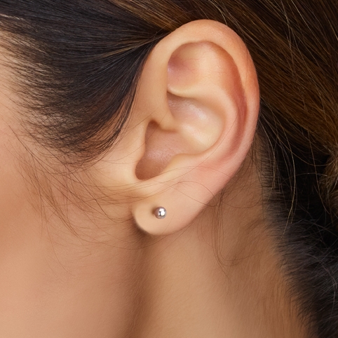 Zilveren oorknopjes met bolletje van 3 mm in het oor