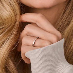 Aanschuifring twist - gerhodineerd 925 zilver - gedragen aan vinger