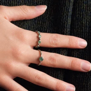 Zilveren ringen smaragd op hand