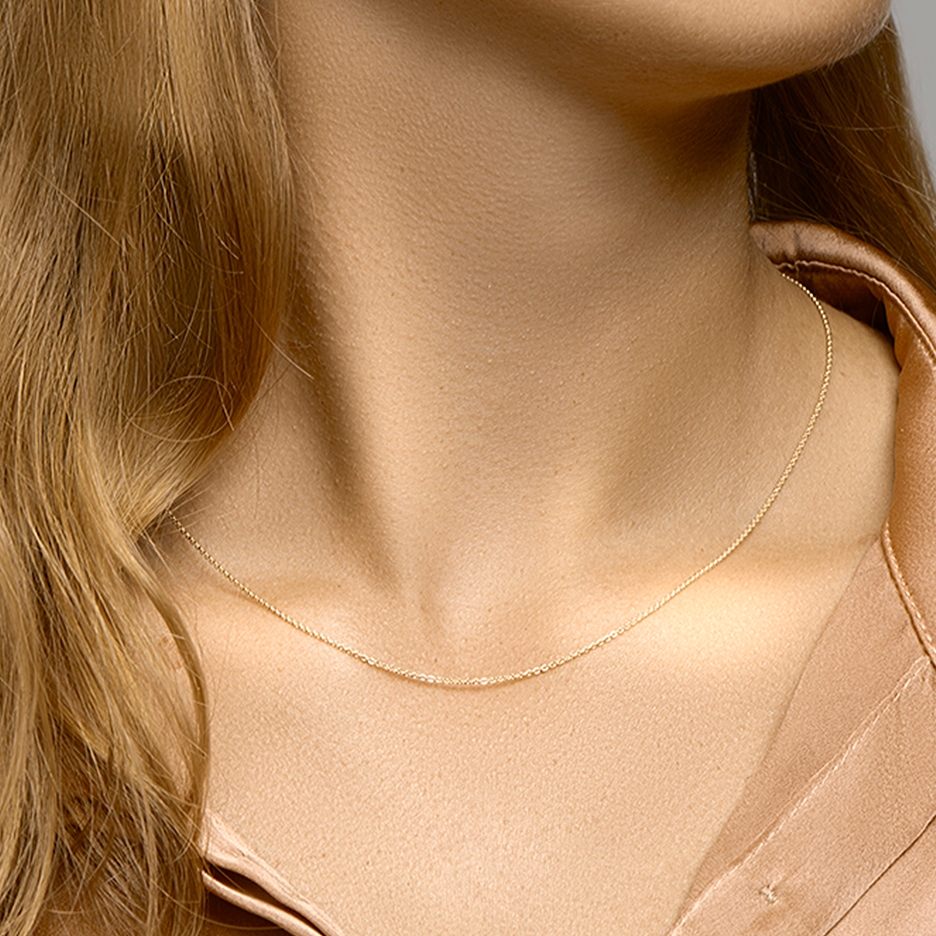 Verguld zilveren ketting anker 1,2 mm gedragen aan de hals