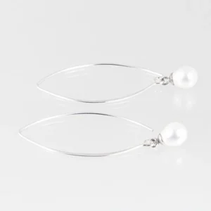 Zilveren zoetwaterparel oorbellen lange haak - liggend