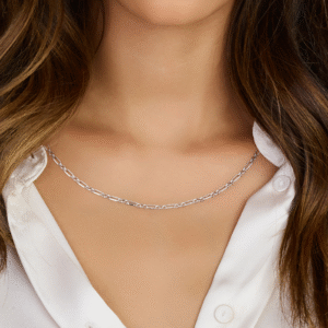 Gerhodineerd zilveren anker ketting gedragen om de hals