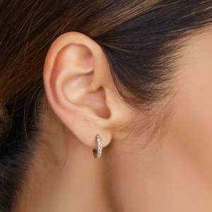 Kleine gerhodineerd zilveren oorringen gedraaid met hefboomsluiting - gedragen