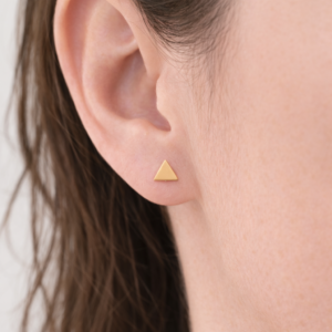 Oorstekers driehoek verguld zilver - gedragen in oor