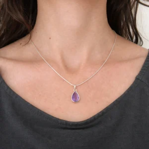 Zilveren hanger Amethist druppel - 925 zilver - aan hals