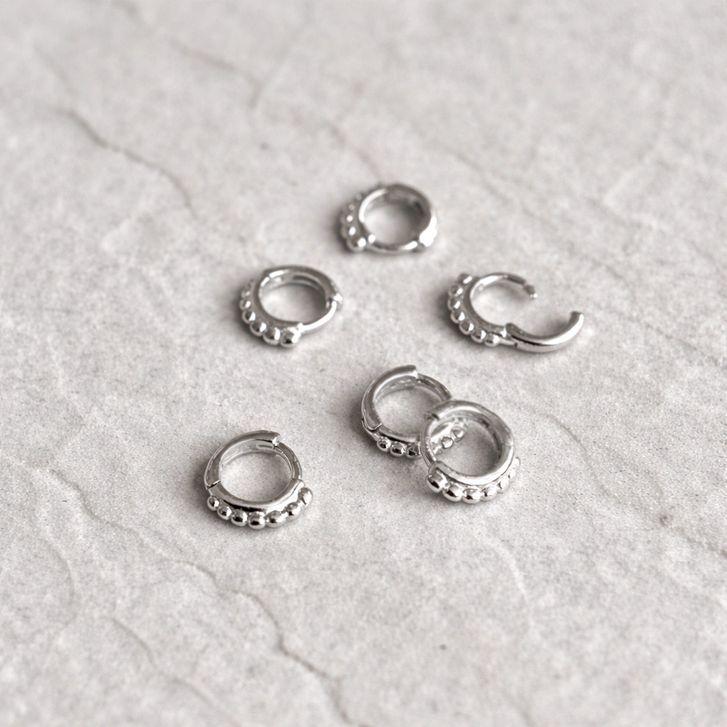 Gerhodineerd zilveren oorringen mini met klapsluiting - sfeer