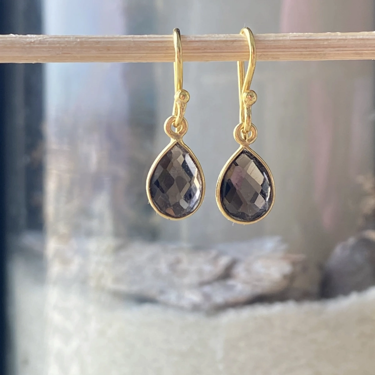 Kleine oorbellen rookkwarts - verguld 925 zilver - sfeer