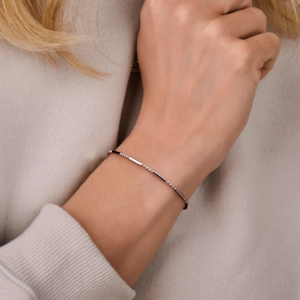 Gerhodineerd zilveren armband met staafjes en bolletjes - gedragen