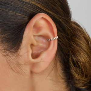 Gerhodineerd zilveren ear cuff met schakel - gedragen in oor