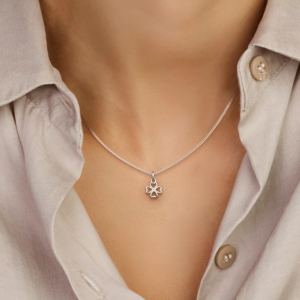 Gerhodineerd zilveren hanger klaver - gedragen