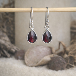 Kleine granaat oorbellen - 925 zilver - sfeer