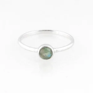 Zilveren minimalistische ring met labradoriet steen