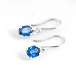 Zilveren oorbellen met blauwe, facet geslepen kyaniet edelstenen