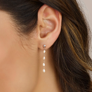Barok parel oorbellen - gerhodineerd 925 zilver -gedragen