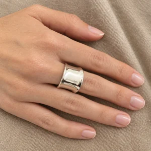 Zilveren brede gladde cuff ring - gedragen aan hand