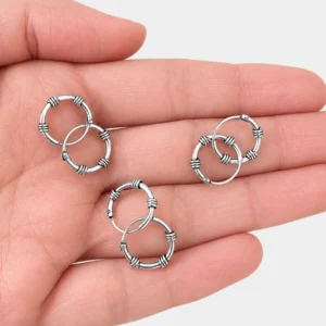 Zilveren bali oorringen spiraal - 12 mm - op hand